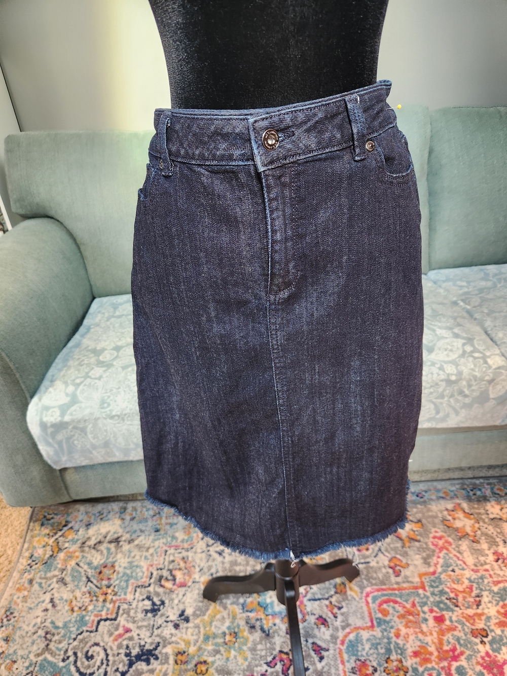 Liz Claiborne Classic Dark Blue Denim Pencil Skirt Scissor Raw Hem Size 8 Great!